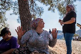 Raging Wildfire Prompts Evacuations - İzmir