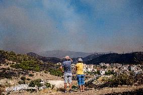 Raging Wildfire Prompts Evacuations - İzmir