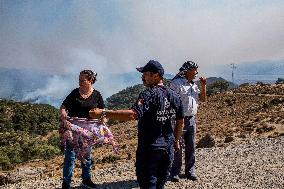 Raging Wildfire Prompts Evacuations - İzmir