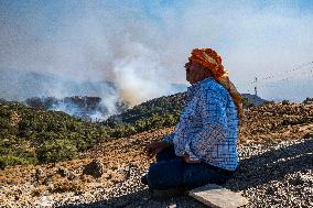 Raging Wildfire Prompts Evacuations - İzmir