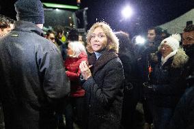 Valerie Pecresse meets with Farmers protesting on the RN118 - Velizy-Villacoublay