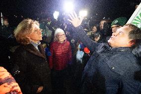 Valerie Pecresse meets with Farmers protesting on the RN118 - Velizy-Villacoublay