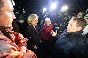 Valerie Pecresse meets with Farmers protesting on the RN118 - Velizy-Villacoublay