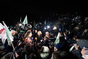 Valerie Pecresse meets with Farmers protesting on the RN118 - Velizy-Villacoublay