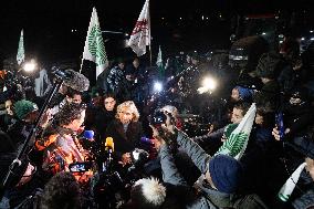 Valerie Pecresse meets with Farmers protesting on the RN118 - Velizy-Villacoublay