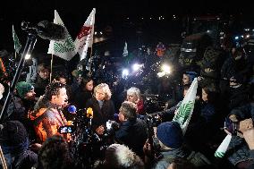 Valerie Pecresse meets with Farmers protesting on the RN118 - Velizy-Villacoublay