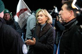 Valerie Pecresse meets with Farmers protesting on the RN118 - Velizy-Villacoublay