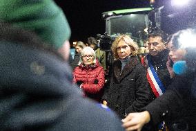 Valerie Pecresse meets with Farmers protesting on the RN118 - Velizy-Villacoublay