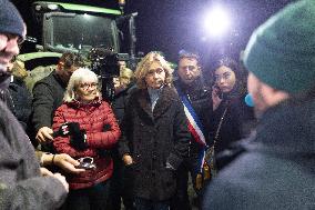 Valerie Pecresse meets with Farmers protesting on the RN118 - Velizy-Villacoublay