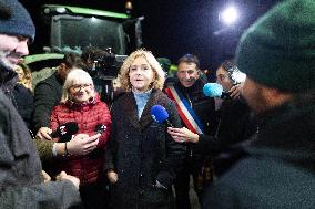 Valerie Pecresse meets with Farmers protesting on the RN118 - Velizy-Villacoublay