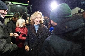 Valerie Pecresse meets with Farmers protesting on the RN118 - Velizy-Villacoublay