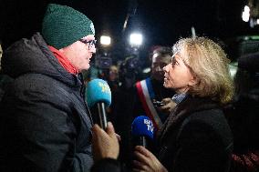 Valerie Pecresse meets with Farmers protesting on the RN118 - Velizy-Villacoublay