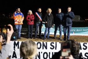 Valerie Pecresse meets with Farmers protesting on the RN118 - Velizy-Villacoublay