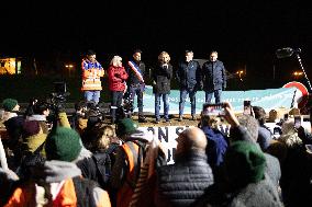 Valerie Pecresse meets with Farmers protesting on the RN118 - Velizy-Villacoublay