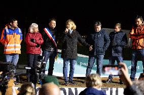 Valerie Pecresse meets with Farmers protesting on the RN118 - Velizy-Villacoublay