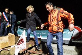 Valerie Pecresse meets with Farmers protesting on the RN118 - Velizy-Villacoublay