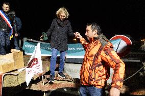 Valerie Pecresse meets with Farmers protesting on the RN118 - Velizy-Villacoublay