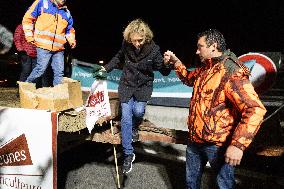 Valerie Pecresse meets with Farmers protesting on the RN118 - Velizy-Villacoublay