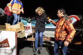 Valerie Pecresse meets with Farmers protesting on the RN118 - Velizy-Villacoublay