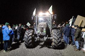 Farmers protest against EU-Mercosur agreement on the RN118 - Velizy-Villacoublay