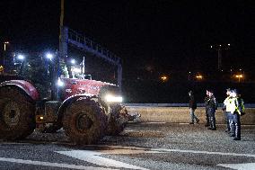 Farmers protest against EU-Mercosur agreement on the RN118 - Velizy-Villacoublay