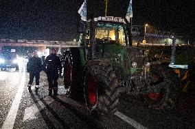 Farmers protest against EU-Mercosur agreement on the RN118 - Velizy-Villacoublay