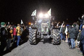 Farmers protest against EU-Mercosur agreement on the RN118 - Velizy-Villacoublay