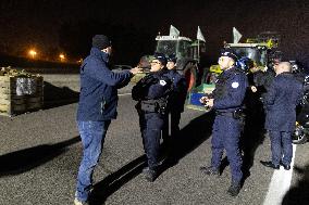 Farmers protest against EU-Mercosur agreement on the RN118 - Velizy-Villacoublay