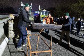 Farmers protest against EU-Mercosur agreement on the RN118 - Velizy-Villacoublay