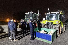 Farmers protest against EU-Mercosur agreement on the RN118 - Velizy-Villacoublay