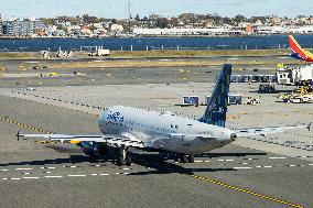 JetBlue Airbus A320 In LaGuardia Airport