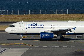 JetBlue Airbus A320 In LaGuardia Airport