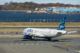 JetBlue Airbus A320 In LaGuardia Airport