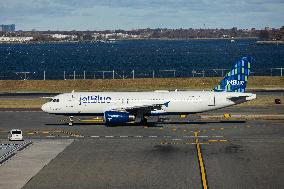 JetBlue Airbus A320 In LaGuardia Airport