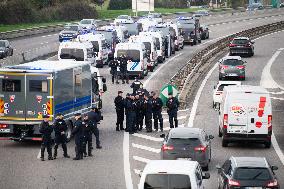 French Farmers Launch Protests Against Mercosur Agreement - Velizy