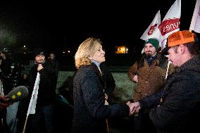 Valerie Pecresse Joins Farmers Blockade - Velizy