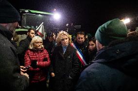 Valerie Pecresse Joins Farmers Blockade - Velizy