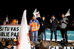 French Farmers Launch Protests Against Mercosur Agreement - Velizy