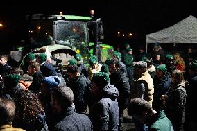 French Farmers Launch Protests Against Mercosur Agreement - Velizy