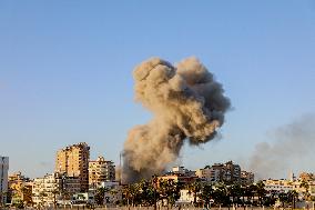 Israel Pounds Tyre - Lebanon