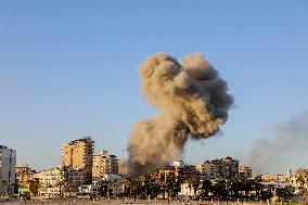 Israel Pounds Tyre - Lebanon