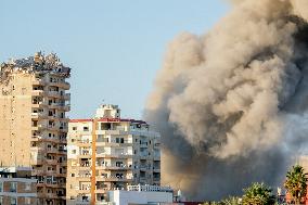 Israel Pounds Tyre - Lebanon