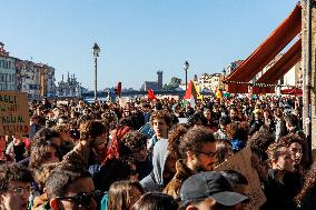 Students Protest In Pisa: Calls For Education Funding And End To School-to-Work Programs