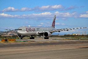 Qatar Airways Boeing 777 arriving at Barcelona airport