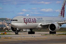 Qatar Airways Boeing 777 arriving at Barcelona airport