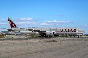 Qatar Airways Boeing 777 arriving at Barcelona airport