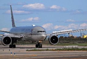 Qatar Airways Boeing 777 arriving at Barcelona airport