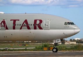 Qatar Airways Boeing 777 arriving at Barcelona airport