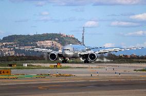 Qatar Airways Boeing 777 arriving at Barcelona airport