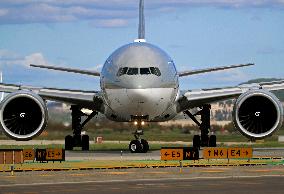 Qatar Airways Boeing 777 arriving at Barcelona airport